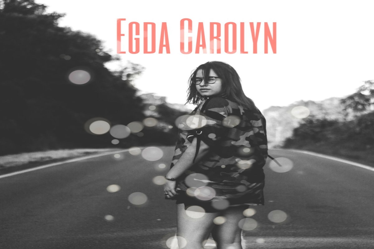 Cover art for Egda Carolyn’s song ‘Saudade do Teu Beijo,’ showing the artist standing on a road — music mixing project by HollowBlitz Studio.